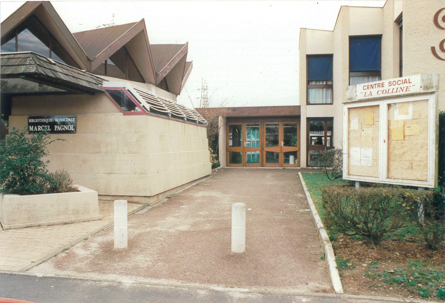 La colline et la bibliothèque municipale Marcel Pagnol en 1996