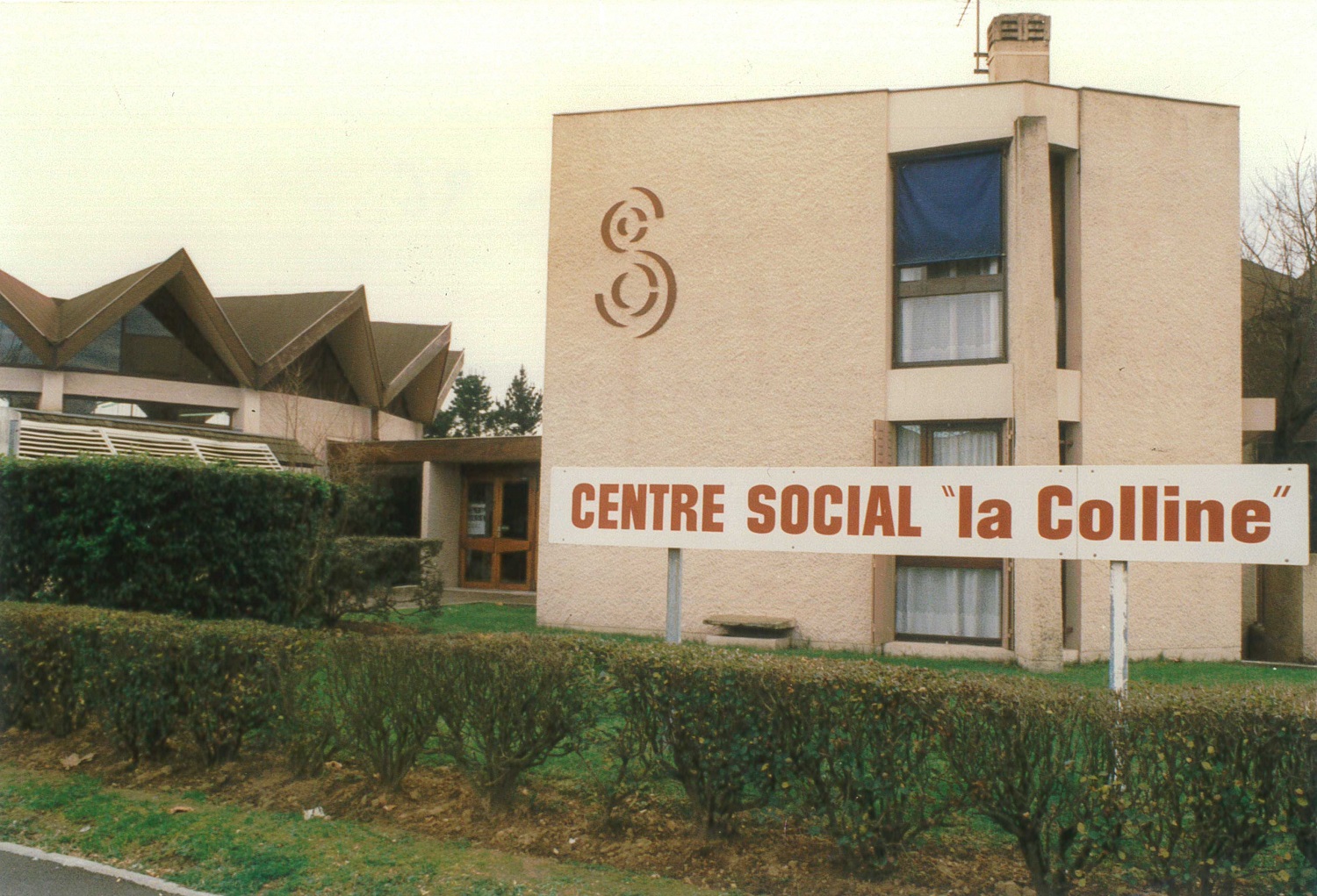 La colline et la bibliothèque municipale Marcel Pagnol en 1996