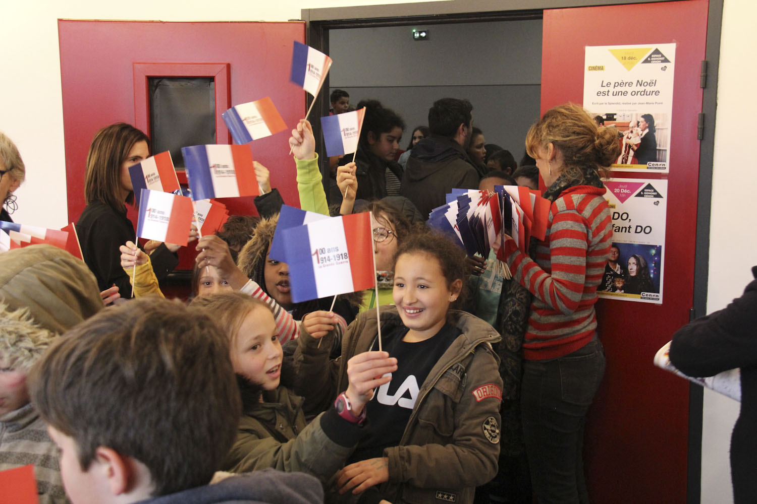 Enfants à l'entrée de Signoret