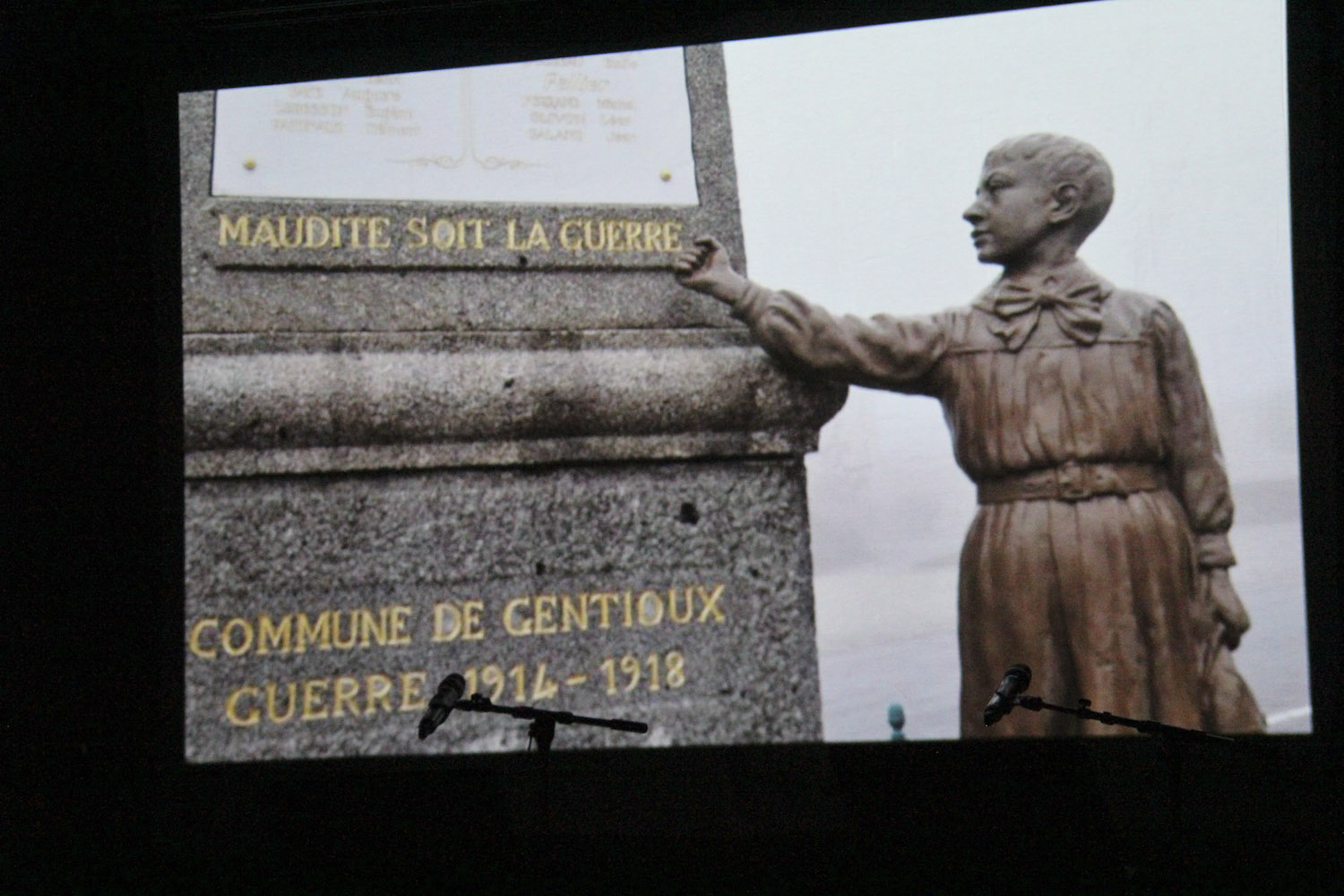 Statue montrant "maudite soit la guerre"