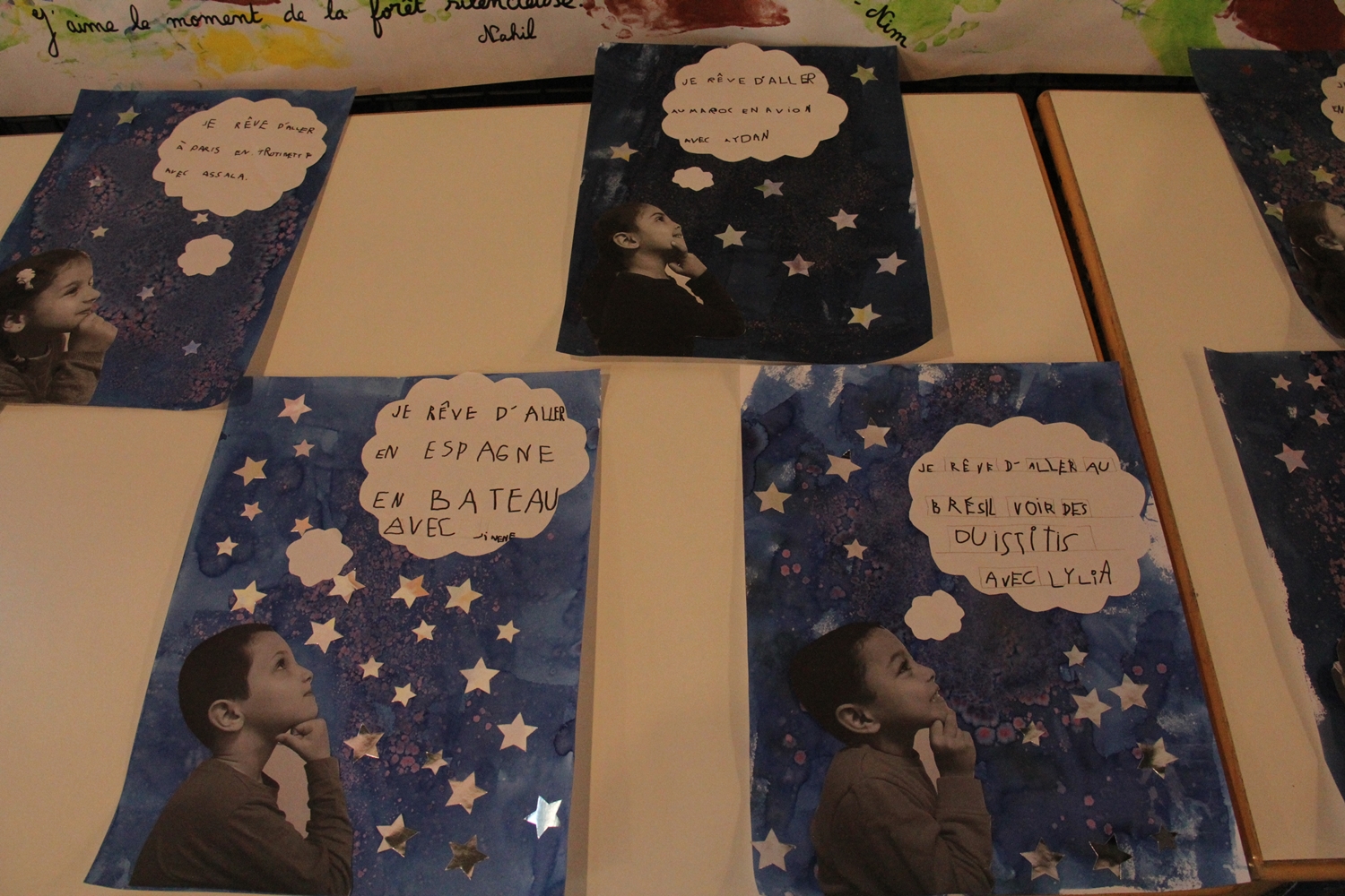 Collage de phrases d'enfants dans un ciel peint constellé d'étoiles