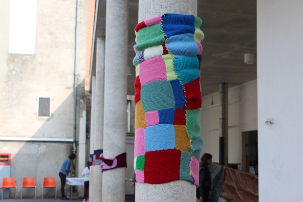Yarn bombing coloré