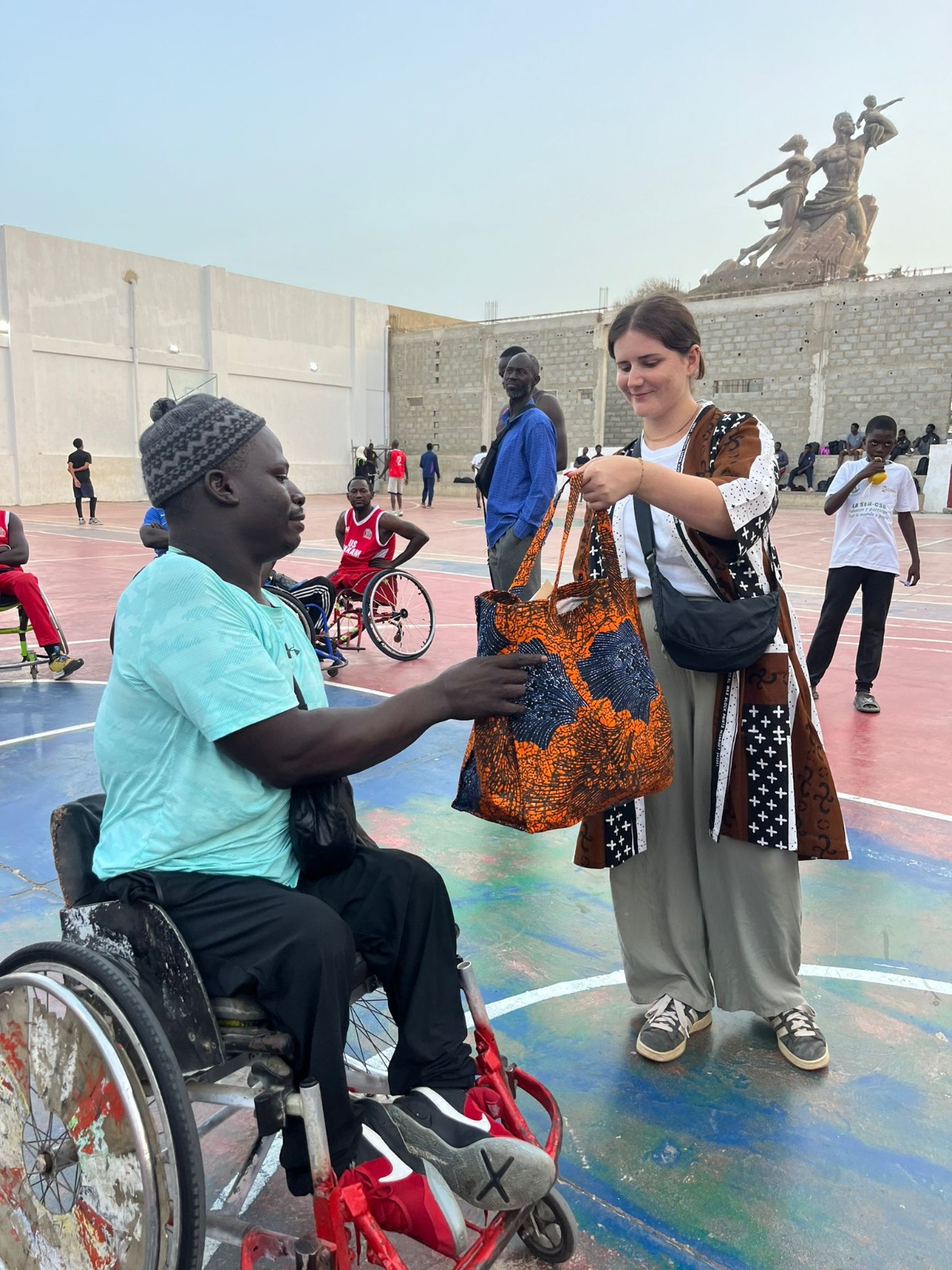 Fanny distribue les sacs élaborés à base de sac de riz