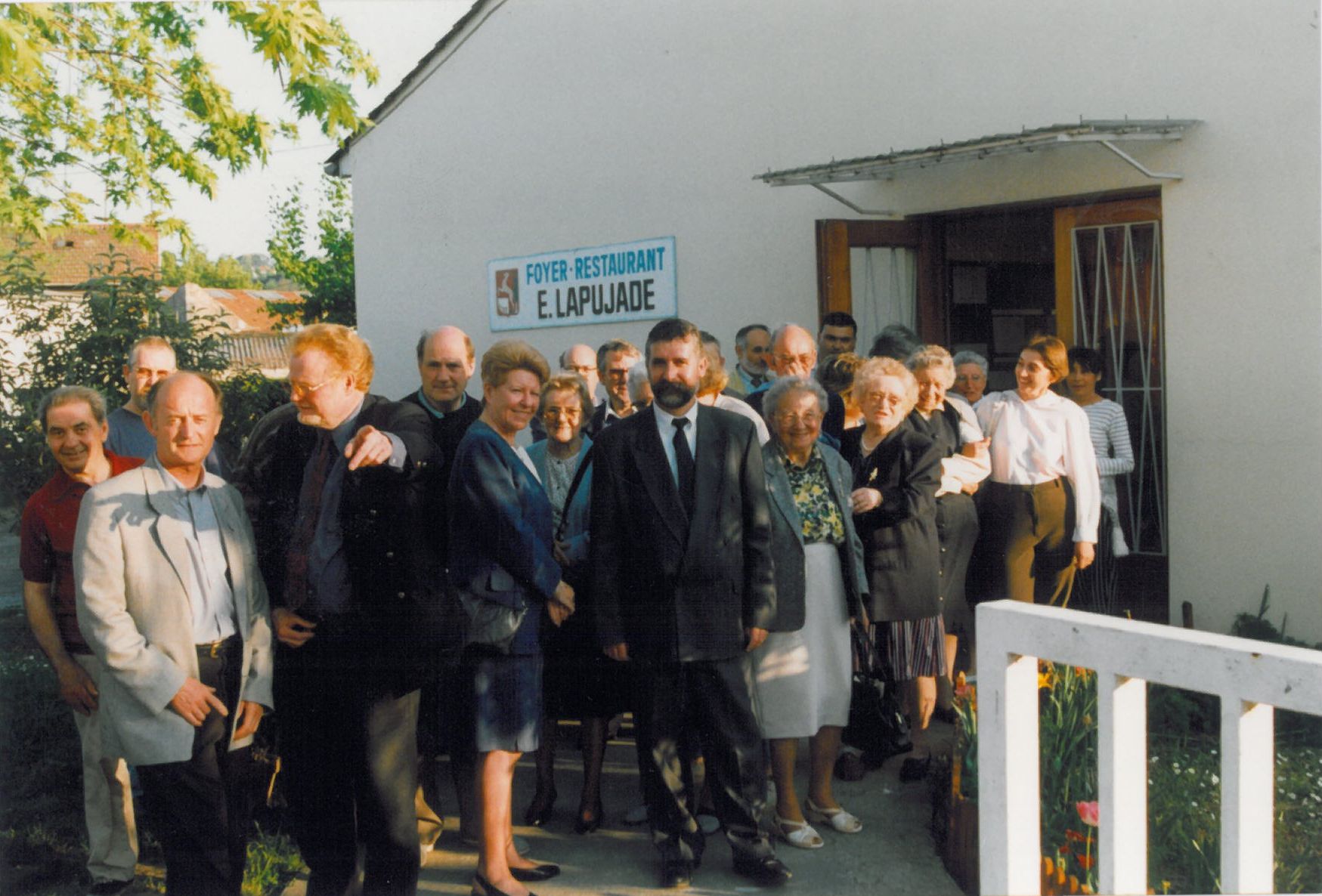 Fête de quartier devant le foyer Lapujade en 1997