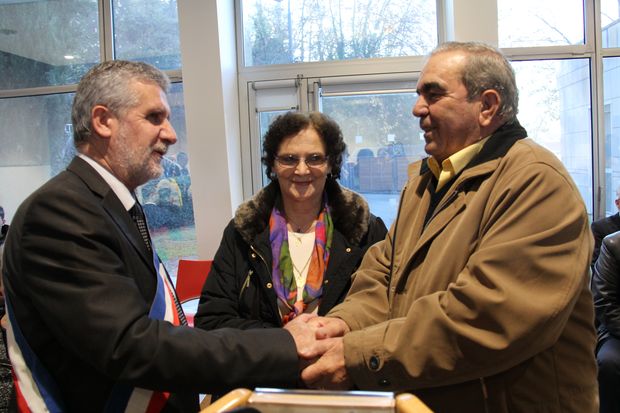 Maria et Manuel DE CARVALHO félicités par Alain David, maire de Cenon