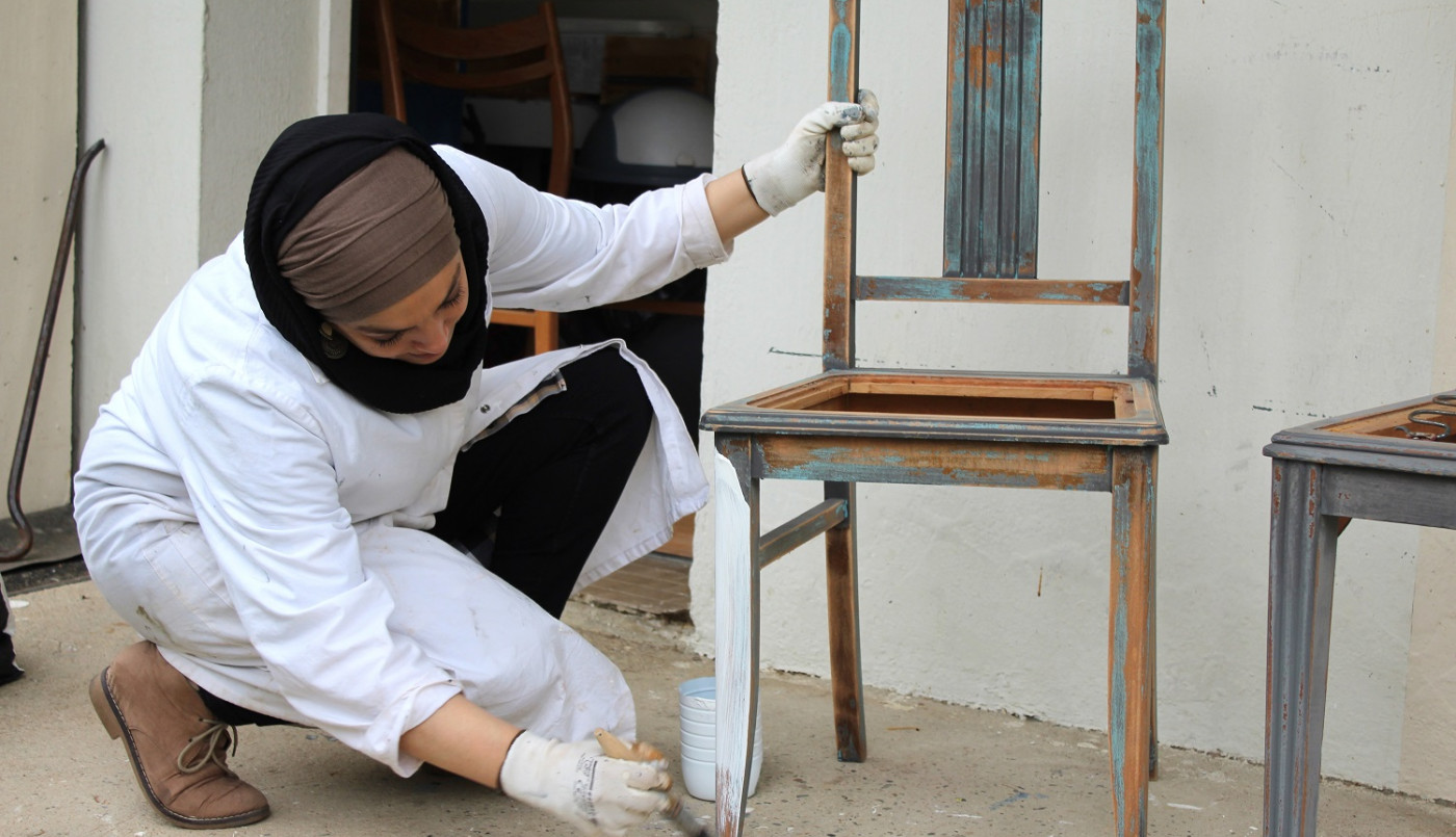 Saliha Radi rénovant des chaises