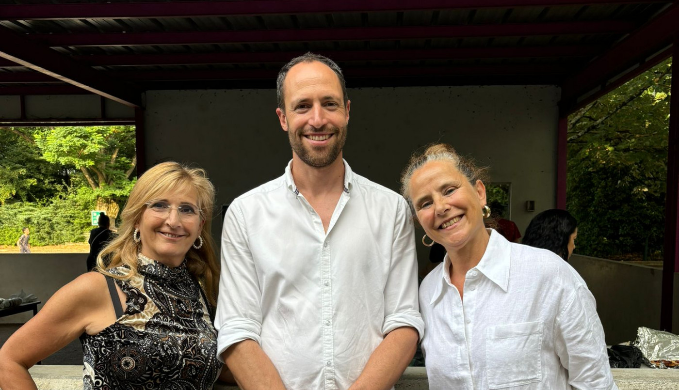 M.Delzon, Directeur de l'école élémentaire Jules Michelet avec 2 enseignantes italiennes