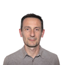 { eluAssocie.title }}