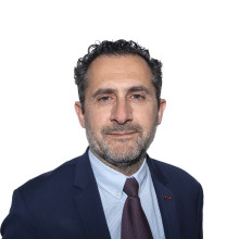 { eluAssocie.title }}