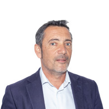 { eluAssocie.title }}