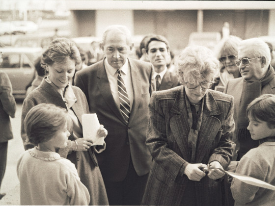 Bas de page gauche : Inauguration de l’APAFED par Yvette Roudy, Ministre des droits de la femme /  12 décembre 1985, en présence de Josiane Rode, Pierre Garmendia et René Bonnac