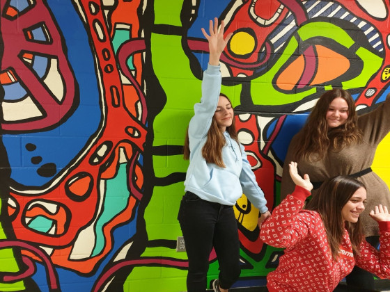 Les 3 lycéennes de La Morlette dans le les couloirs du lycée d'Hartford