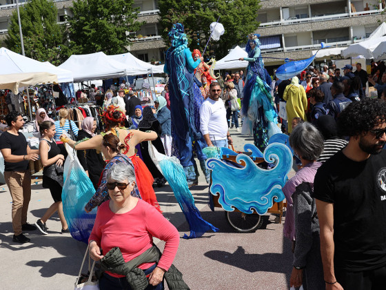 AMBIANCE SUR LE MARCHE DE CENON LORS DE L4ANNIVERSAIRE DE SES 50 ans 