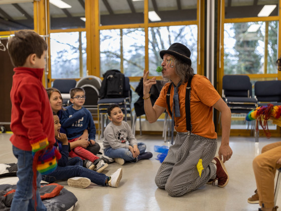 Kiko le clown en atelier avec les enfants