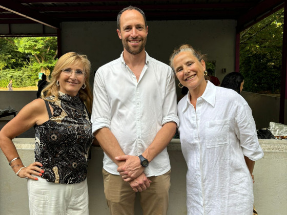 M.Delzon, Directeur de l'école élémentaire Jules Michelet avec 2 enseignantes italiennes